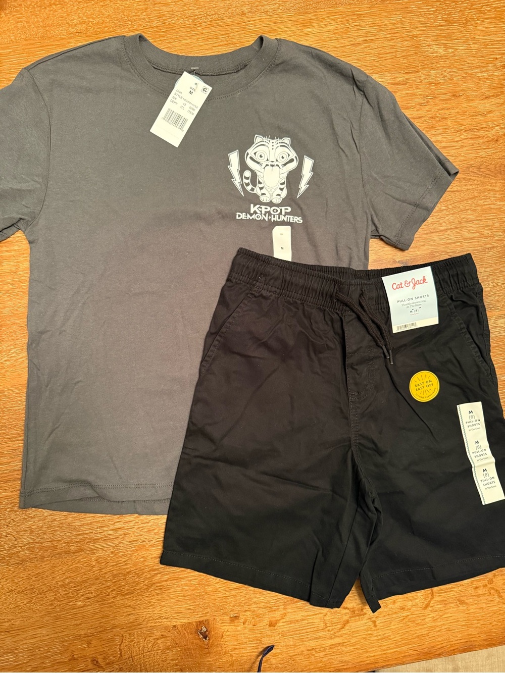 Cat & Jack Boy’s Graphic K-Pop Demon Hunter Tee with Black Pull On Shorts Size M